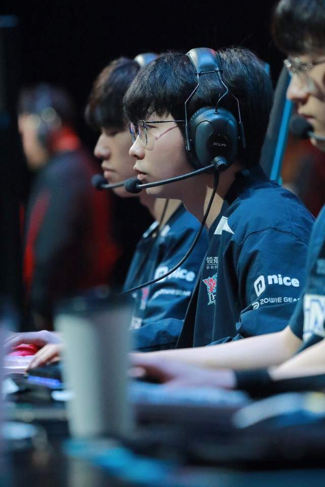 开云体育在线-RNG险胜EDG，Viper操刀奇招英雄翻盘激烈交锋小组赛，锁定晋级资格的简单介绍