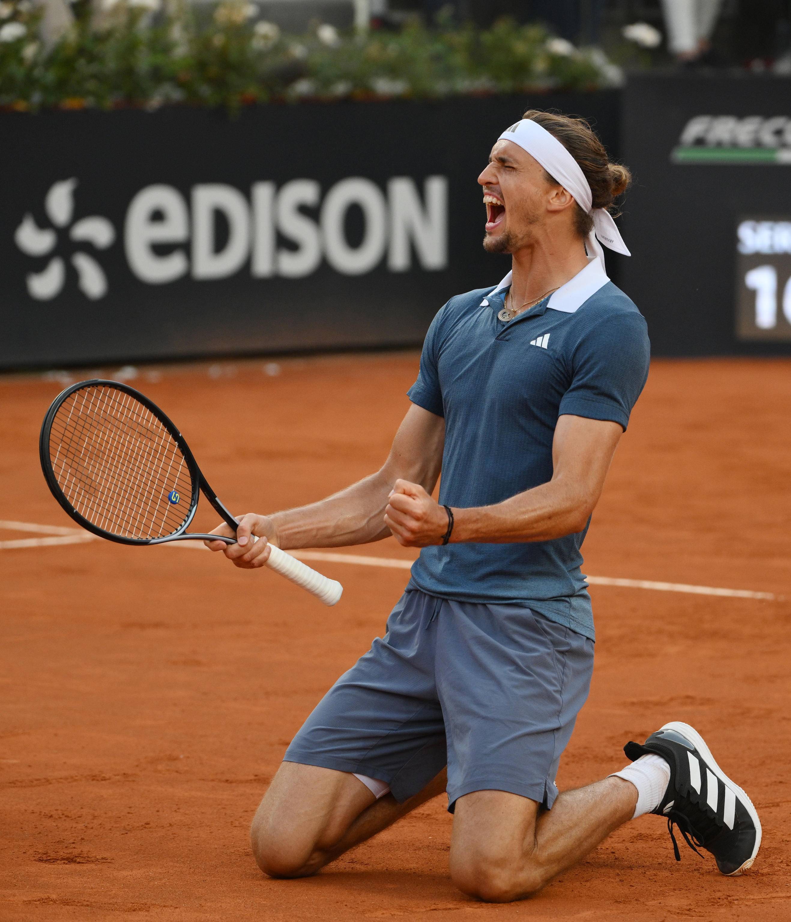 开云体育下载-包含美国网球队力克欧洲网球队，兹维列夫统治全场的词条