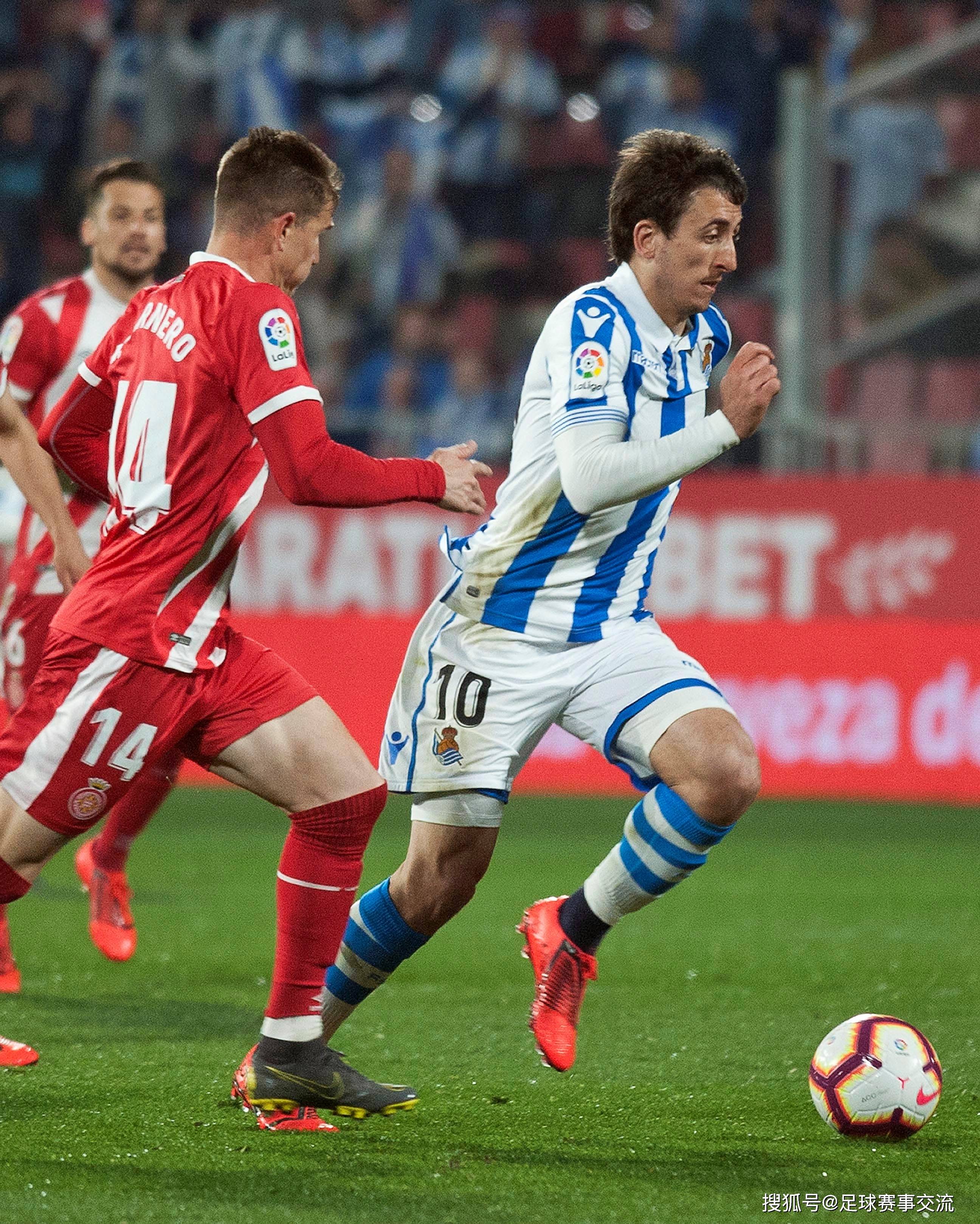 包含足球比赛上演角逐，双方势均力敌的词条