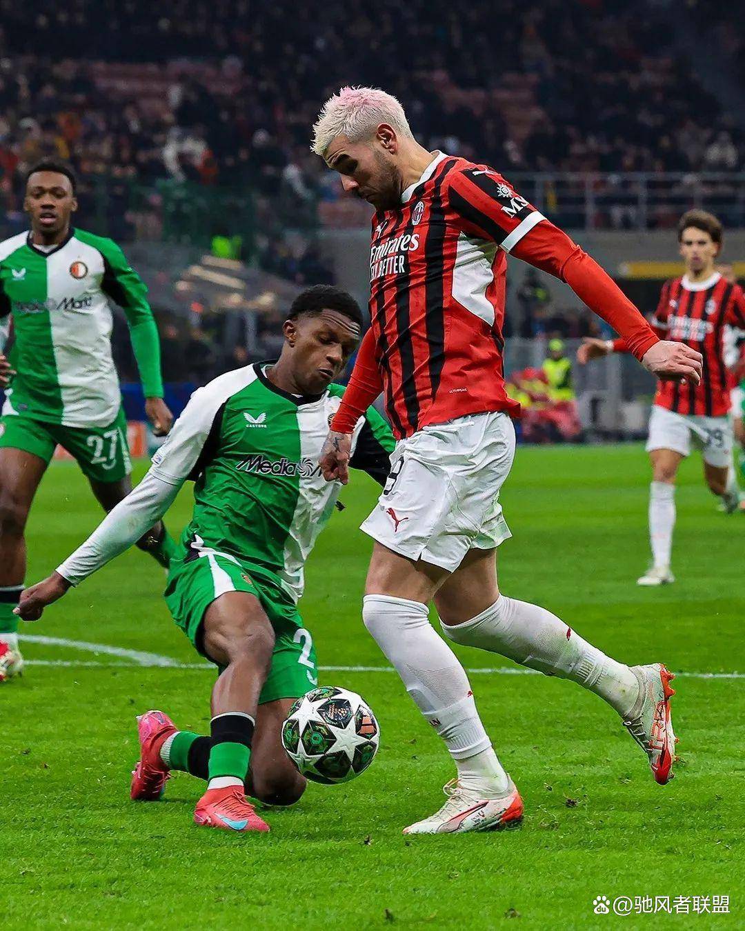 包含曼联客场憾平AC米兰，晋级前景依旧未卜的词条