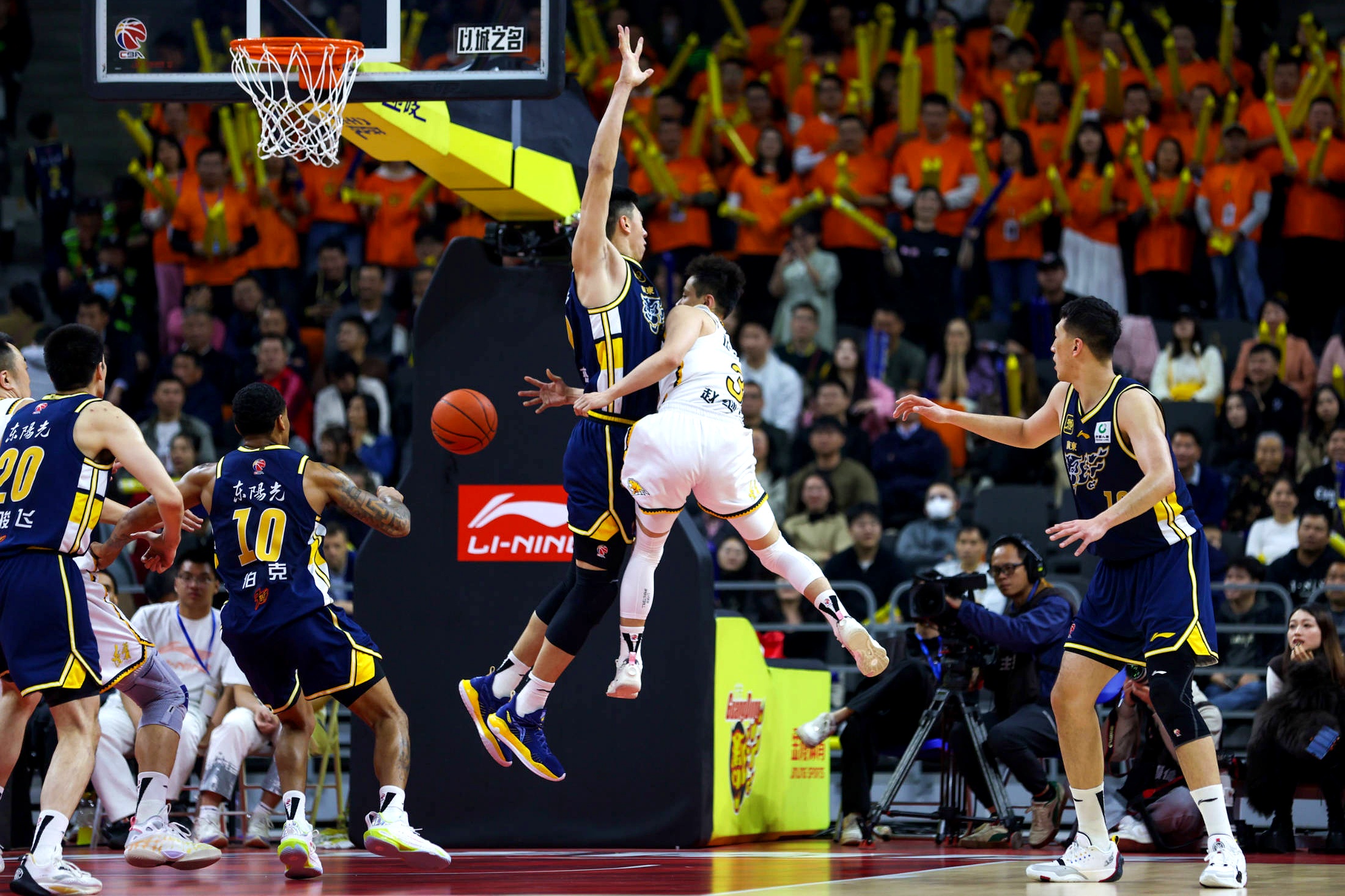 广东与辽宁队强强对抗，辽篮狂胜获胜