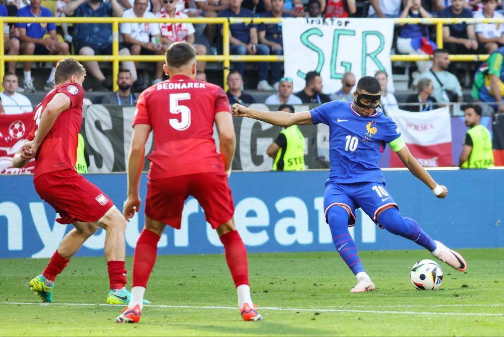 比利时队全力拼抢，晋级欧洲杯