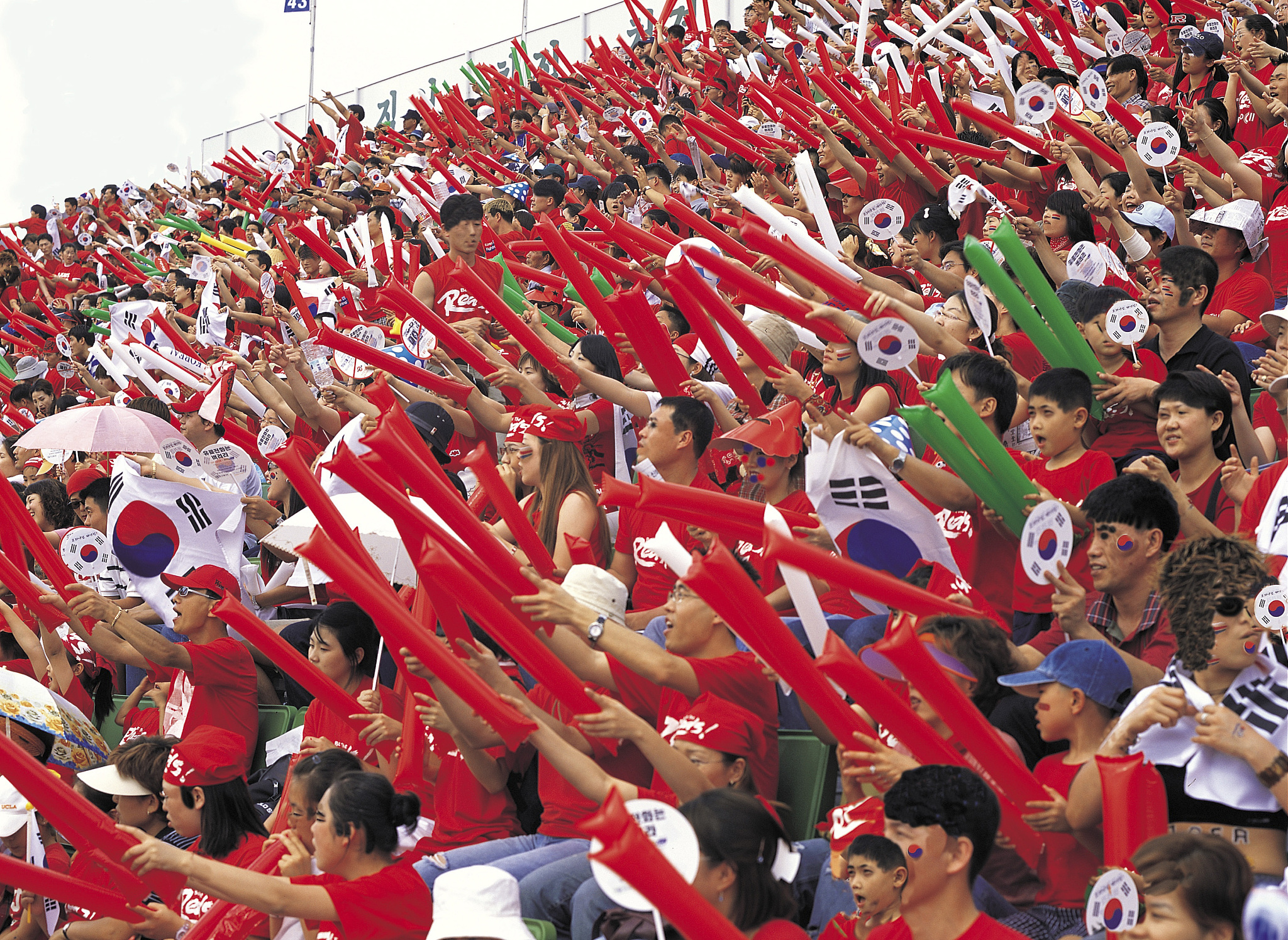 赛事精彩连连，观众欢呼不断