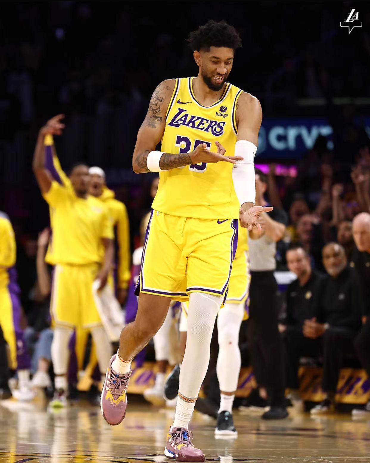 包含爵士碾压深圳队，浓眉哥统治全场的词条