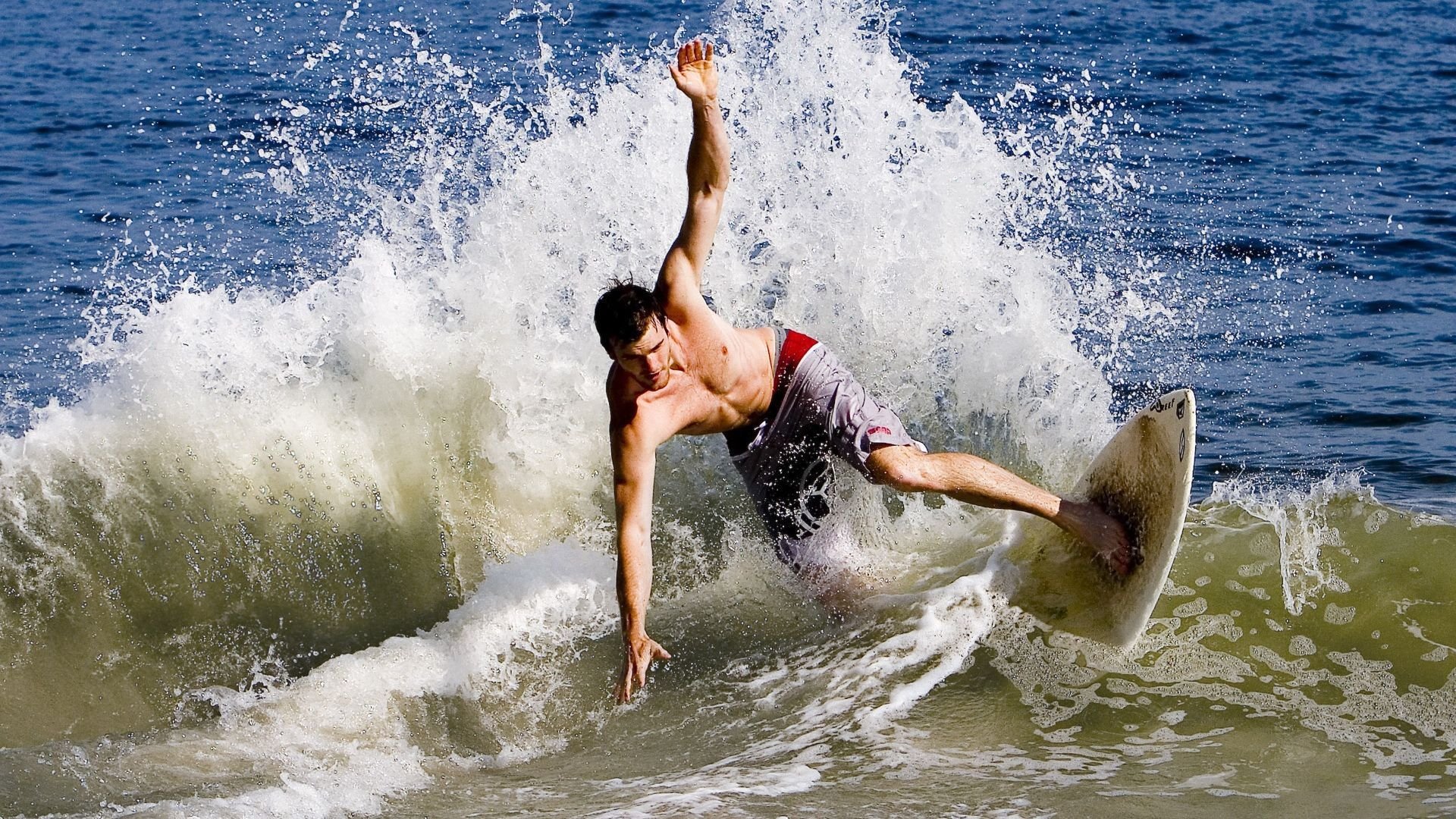 莱万爆发点燃战火，威尔士铁骑一波带走几内亚